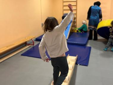 Barn går balance i gymnastiksal